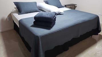 Quarto conforto | Ferros/tábuas de passar roupa, Wi-Fi de cortesia, roupa de cama