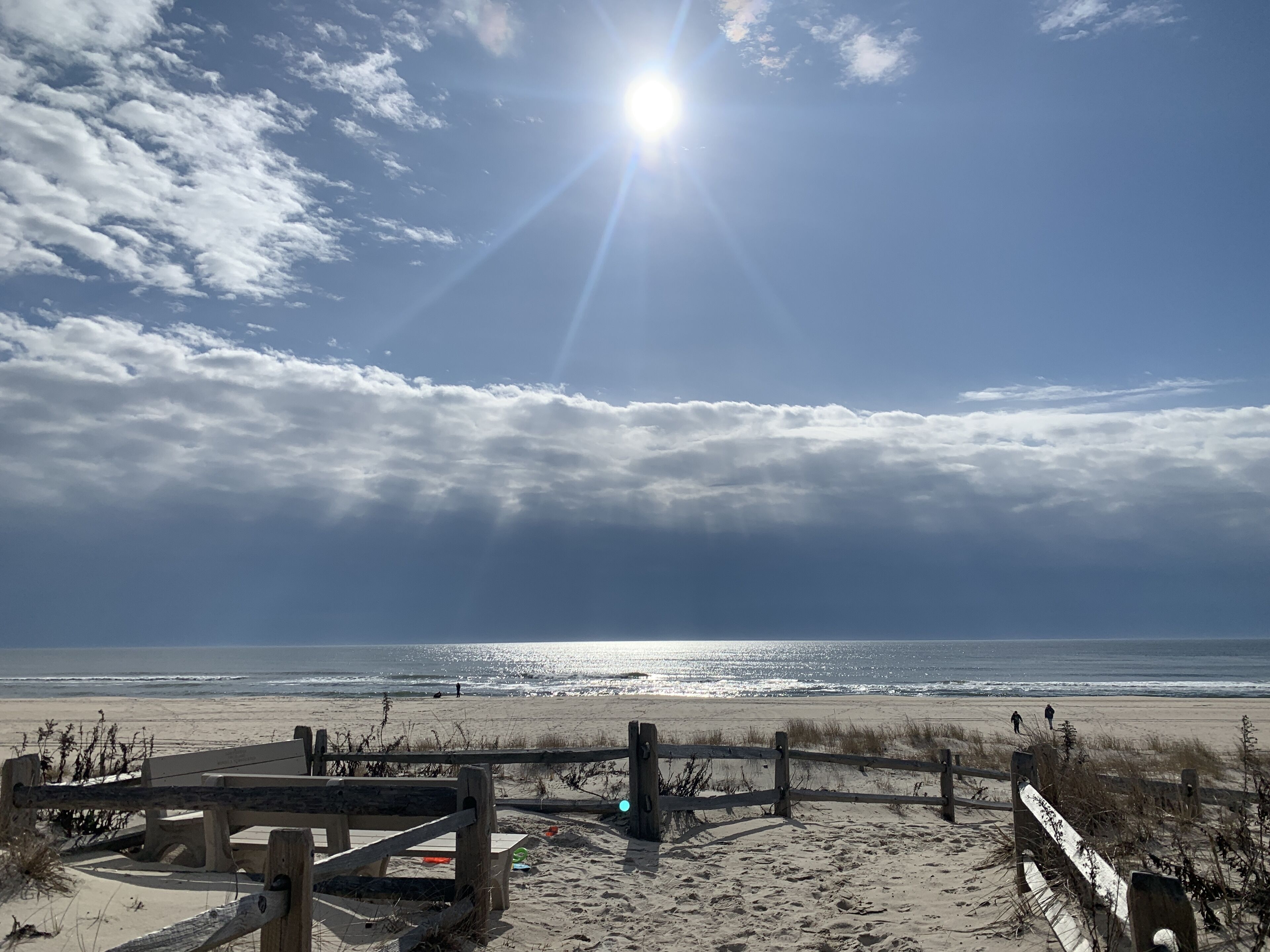 Playa en los alrededores y camastros 