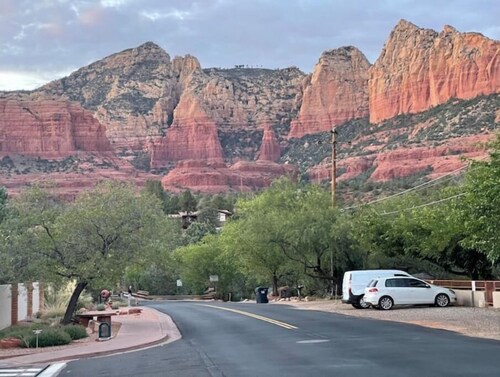 PRIME Uptown Sedona Location... Walk to shopping and Dining!