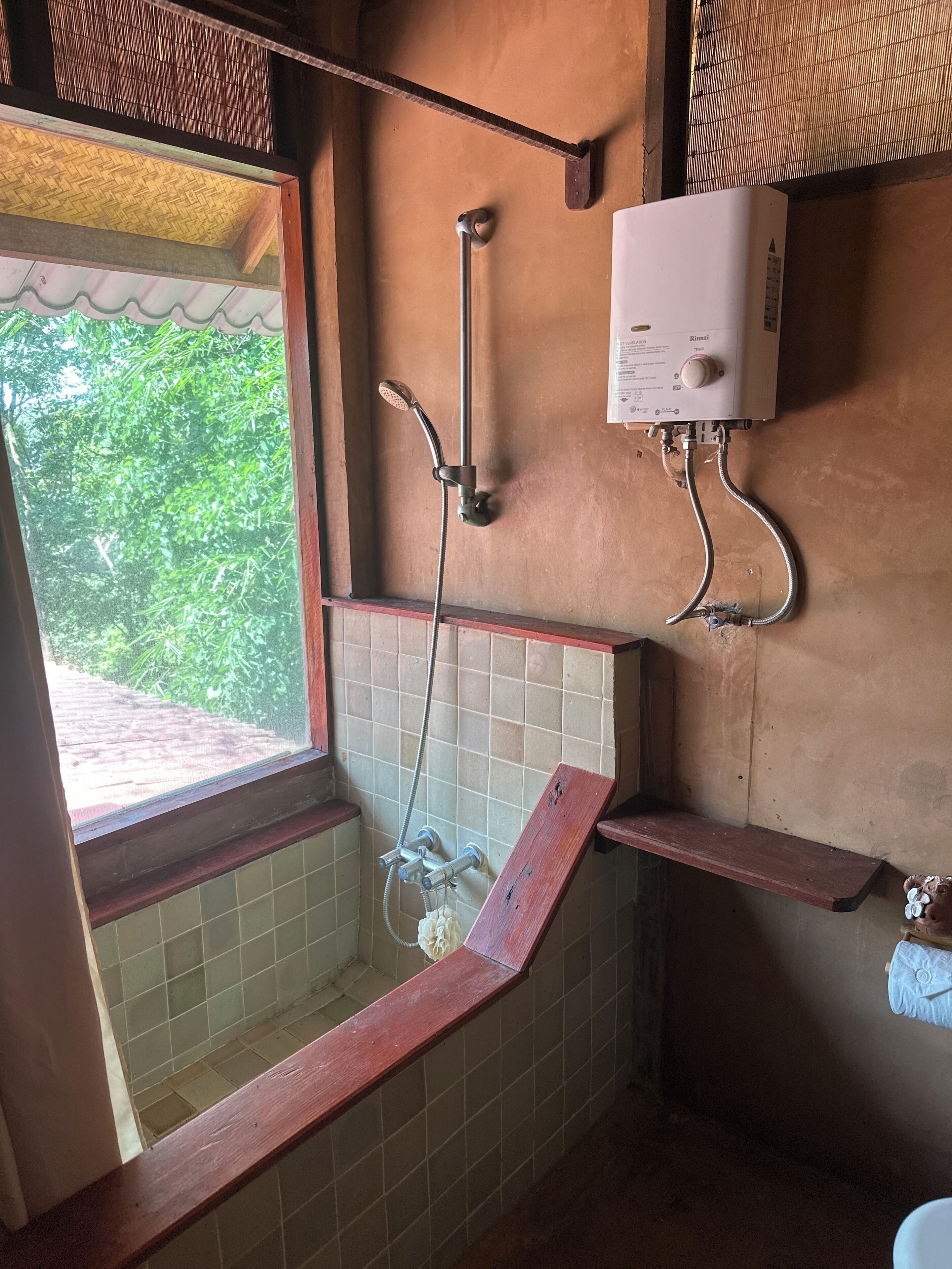 Douche, sèche-cheveux, serviettes fournies, savon