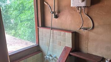 Douche, sĂšche-cheveux, serviettes fournies, savon