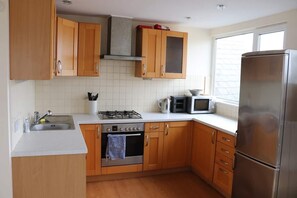 Kjøleskap, mikrobølgeovn, ovn og oppvaskmaskin