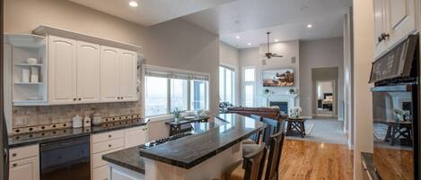 Fridge, oven, stovetop, dishwasher