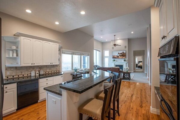 Een koelkast, een oven, een kookplaat, een vaatwasser