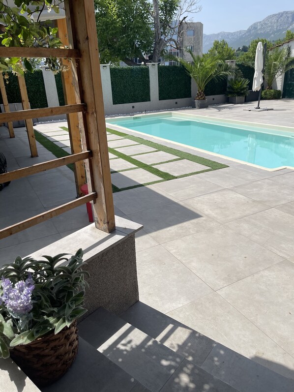 حمّام سباحة خارجي