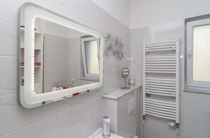 Douche, sèche-cheveux, serviettes fournies, savon