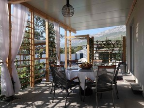 تناول الطعام بالخارج