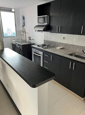 Kühlschrank, Mikrowelle, Herdplatte, Wasserkocher mit Kaffee-/Teezubehör