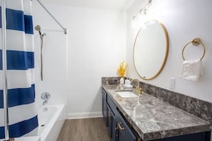 Hair dryer, towels, soap, shampoo - Spacious and Modern for the whole family to enjoy. (Bakersfield)