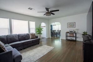 Smart TV - Spacious and Modern for the whole family to enjoy. (Bakersfield)