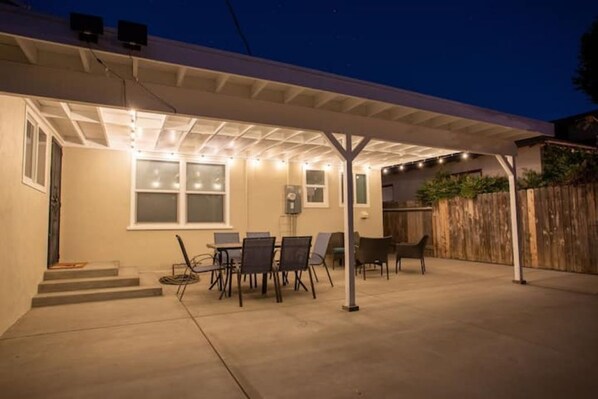 Outdoor dining - Spacious and Modern for the whole family to enjoy. (Bakersfield)