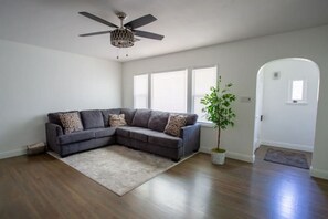 Smart TV - Spacious and Modern for the whole family to enjoy. (Bakersfield)