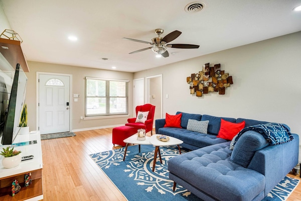 Living Room | Free WiFi | Smart TV w/ Amazon Fire Stick