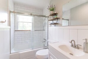 Shower, hair dryer, towels, soap - Blue Ridge Mountain Getaway (Galax)