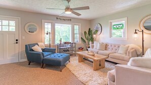 A living room with a ceiling fan, two sofas, a coffee table, and a rug. - Blue Ridge Mountain Getaway (Galax)