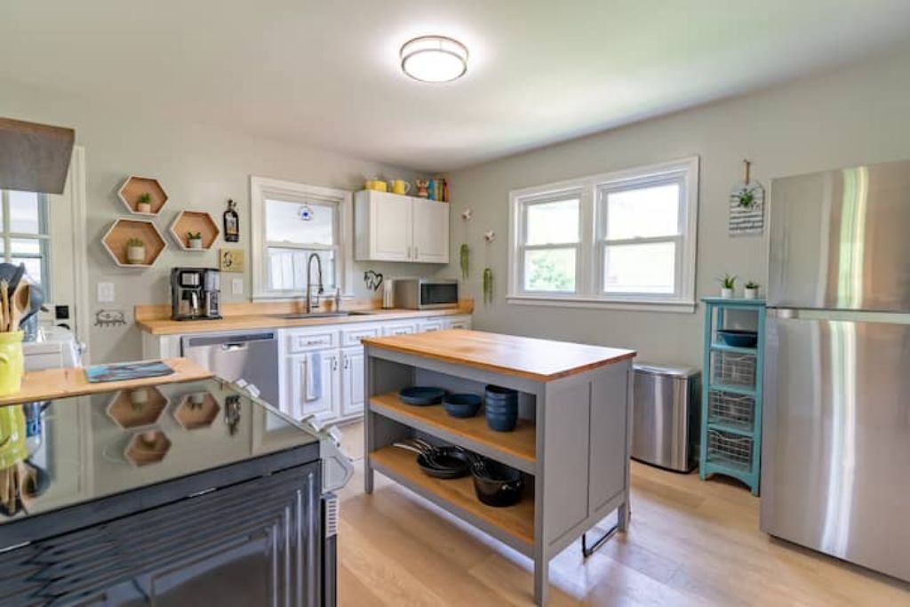 Kjøleskap, mikrobølgeovn, ovn og kokeplater