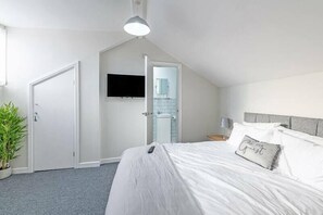 5 bedrooms, free WiFi, bed sheets - 5 Bedroom House within Prescot (Prescot)