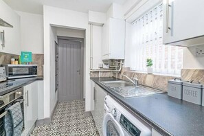 ثلاجة، ميكروويف، فرن، محمصة خبز