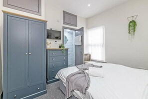 3 عدّة غرف نوم وواي فاي مجانًا وملاءات أسرّة