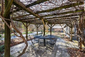 Outdoor dining - The Durr house at Pea Level (Wetumpka)