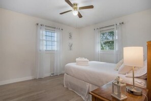 4 makuuhuonetta, työpöytä, silitysrauta/-lauta, vauvan matkasänky