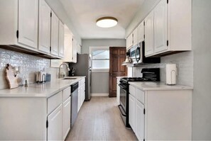 Jääkaappi, mikroaaltouuni, uuni, liesi