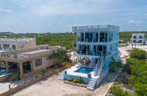 Exterior - Amazing 2 story oceanfront house with pool, balcony, central AC, & W/D (San Pedro)