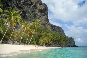 Chaises longues, serviettes de plage