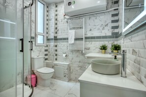 Dusche, Haartrockner, Handtücher, Seife