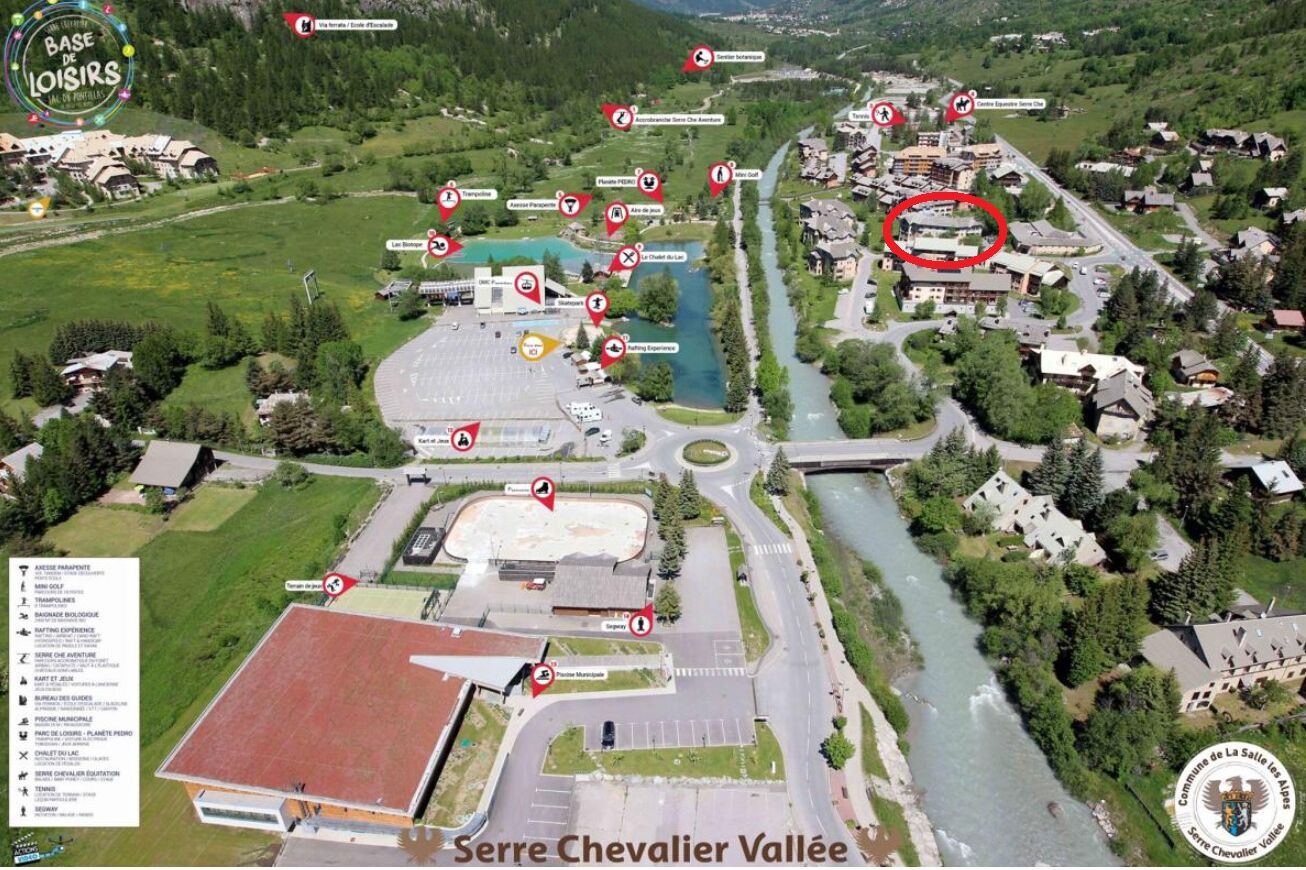 Vue aérienne d’une zone de villégiature où l’on distingue clairement les différents équipements, notamment un terrain de golf, un spa et des restaurants.