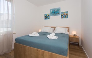 2 bedrooms, travel cot, free WiFi, bed sheets - Gorgeous apartment in Okrug Gornji (Okrug Gornji)