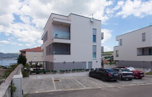 Exterior - Gorgeous apartment in Okrug Gornji (Okrug Gornji)
