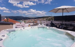 Outdoor spa tub - Gorgeous apartment in Okrug Gornji (Okrug Gornji)