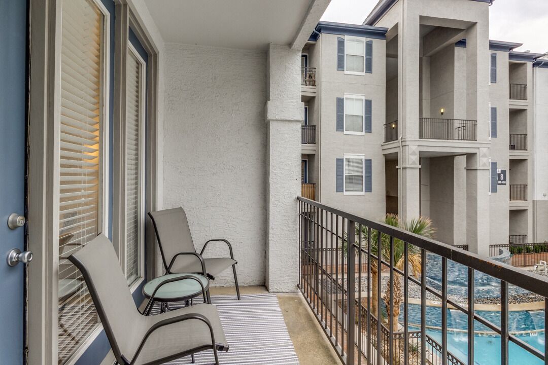 King Bed-Pool-Hot Tub-Gym-Uptown-Pet Friendly!