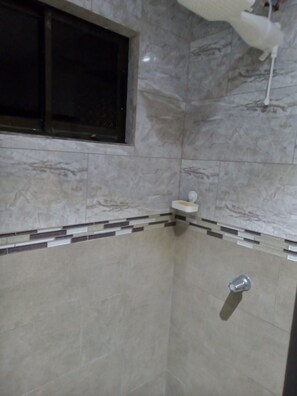 タオル、石鹸、トイレットペーパー