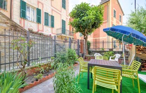 Outdoor dining - 2 bedroom awesome home in Camogli (Camogli)