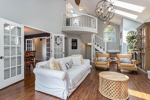 Televisión, reproductor de DVD, tenis de mesa y libros 