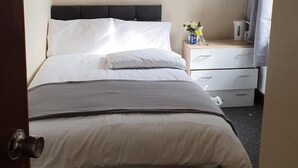 Double Room | WiFi (free) - No10 (Oldham)