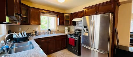 Refrigerador, microondas, horno y parrilla de estufa