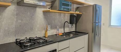 Een koelkast, een microgolfoven, een oven, een kookplaat