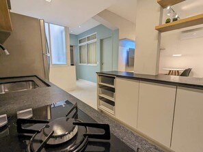 Geladeira, micro-ondas, fogão, cooktop