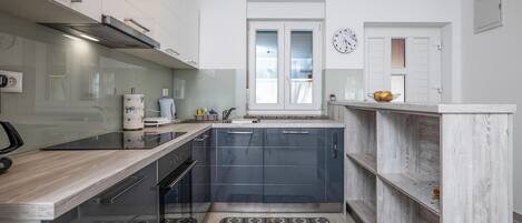 Kühlschrank, Ofen, Geschirrspüler, Wasserkocher mit Kaffee-/Teezubehör