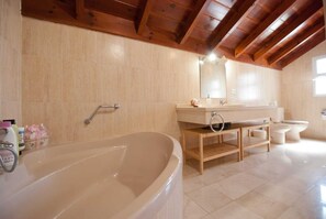 Dusche, Haartrockner, Bidet, Handtücher