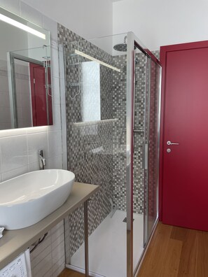Shower, hair dryer, bidet, towels - Rubina Home (Alba)
