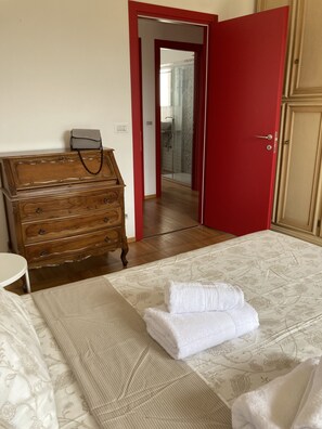 2 bedrooms, desk, free WiFi, bed sheets