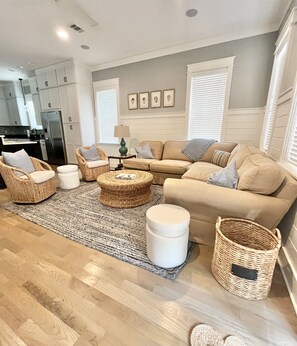 Smart-TV, DVD-Player, Bücher, Stereoanlage