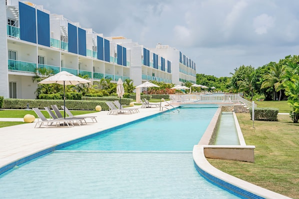 Outdoor pool - Awesome 2-Bedroom Apartment with a Pool View & Balcony - Golf Course in Front (Punta Cana)