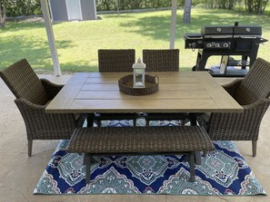 Outdoor dining - The Original Rustic- Spacious 3 bedroom with large back patio- Family friendly  (San Antonio)