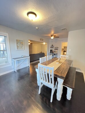 Dining - The Original Rustic- Spacious 3 bedroom with large back patio- Family friendly  (San Antonio)