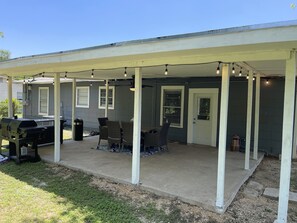 Outdoor dining - The Original Rustic- Spacious 3 bedroom with large back patio- Family friendly  (San Antonio)